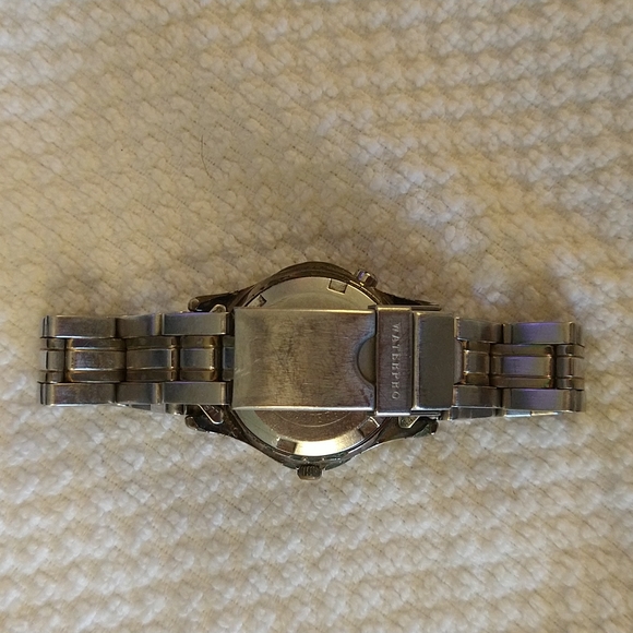GUC Guess waterproof silver and gold chain link watch. - Picture 3 of 9